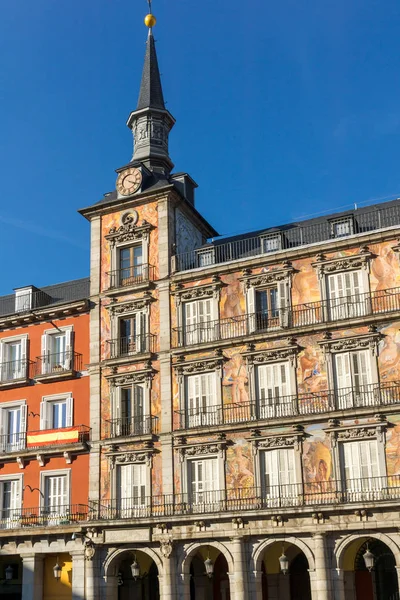Madrid, İspanya - 23 Ocak 2018: Binaların Plaza Mayor Madrid, İspanya, cephe