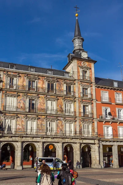 Madrid, İspanya - 23 Ocak 2018: Binaların Plaza Mayor Madrid, İspanya, cephe