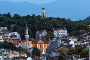 Plovdiv, Bulgaristan - 24 Mayıs 2018: Nebet Tepe tepe, Bulgaristan Plovdiv şehir gece panoramik cityscape
