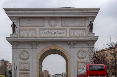 Skopje, Makedonya - 24 Şubat 2018: Makedonya kapı kemer, Skopje, Makedonya
