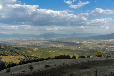 Ograzhden dağın ve Petrich Valley, Blagoevgrad bölge, Bulgaristan günbatımı manzara