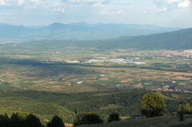 Ograzhden dağın ve Petrich Valley, Blagoevgrad bölge, Bulgaristan günbatımı manzara