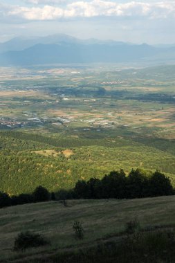 Ograzhden dağın ve Petrich Valley, Blagoevgrad bölge, Bulgaristan günbatımı manzara