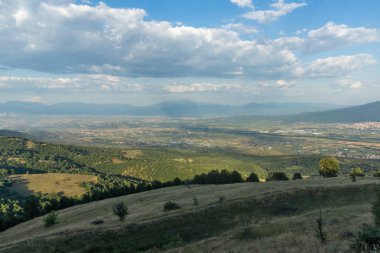 Ograzhden dağın ve Petrich Valley, Blagoevgrad bölge, Bulgaristan günbatımı manzara