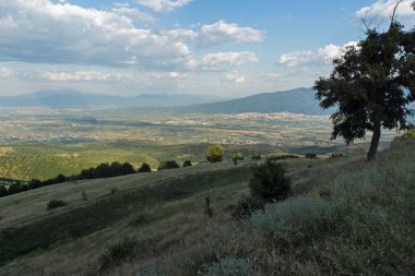 Ograzhden dağın ve Petrich Valley, Blagoevgrad bölge, Bulgaristan günbatımı manzara