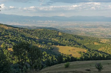 Ograzhden dağın ve Petrich Valley, Blagoevgrad bölge, Bulgaristan günbatımı manzara