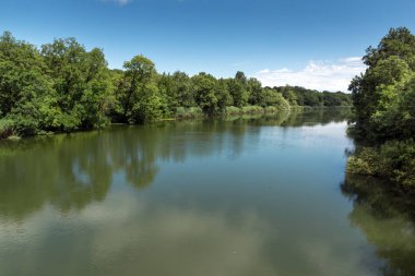 Veleka Rvier, Burgaz bölge, Bulgaristan etrafında yeşil orman ile manzara