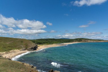 Sinemorets Köyü, Burgaz bölge, Bulgaristan Veleka Nehri'nin ağzında kumsalda ile manzara