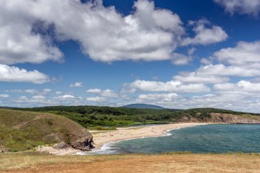 Sinemorets Köyü, Burgaz bölge, Bulgaristan Veleka Nehri'nin ağzında kumsalda ile manzara