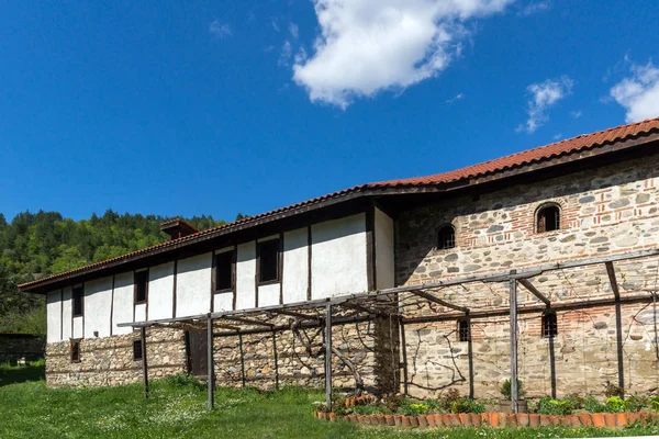 Ortaçağ Rahibe Manastırı Orlitsa St. Havari Peter ve Paul Rila Manastırı, Köstendil bölge, Bulgaristan yakın: