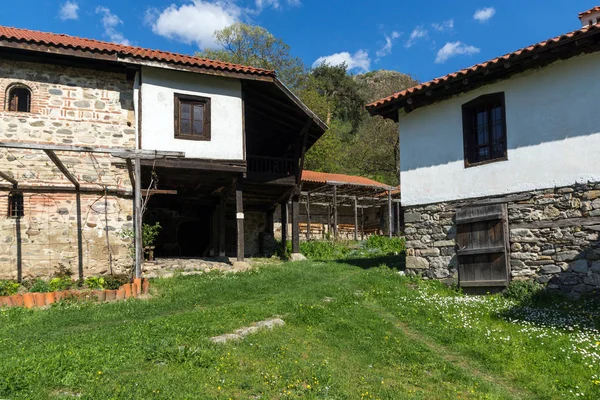 Ortaçağ Rahibe Manastırı Orlitsa St. Havari Peter ve Paul Rila Manastırı, Köstendil bölge, Bulgaristan yakın: