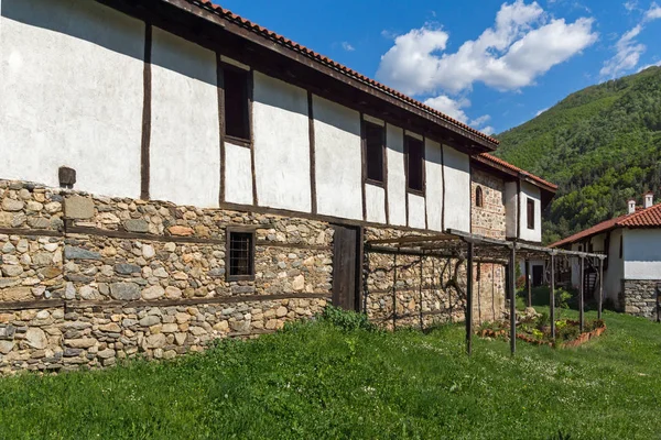 Ortaçağ Rahibe Manastırı Orlitsa St. Havari Peter ve Paul Rila Manastırı, Köstendil bölge, Bulgaristan yakın: