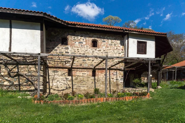 Ortaçağ Rahibe Manastırı Orlitsa St. Havari Peter ve Paul Rila Manastırı, Köstendil bölge, Bulgaristan yakın: