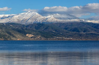 Şaşırtıcı kış manzara Lake Pamvotida ve Pindus dağdan Yanya şehir, Epirus, Yunanistan