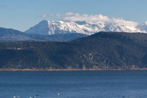 Şaşırtıcı kış manzara Lake Pamvotida ve Pindus dağdan Yanya şehir, Epirus, Yunanistan