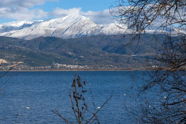 Şaşırtıcı kış manzara Lake Pamvotida ve Pindus dağdan Yanya şehir, Epirus, Yunanistan