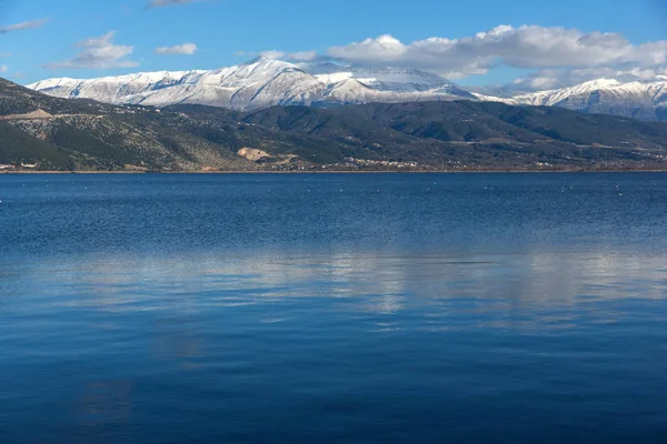 Şaşırtıcı kış manzara Lake Pamvotida ve Pindus dağdan Yanya şehir, Epirus, Yunanistan