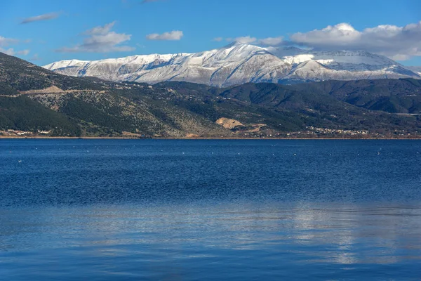 Şaşırtıcı kış manzara Lake Pamvotida ve Pindus dağdan Yanya şehir, Epirus, Yunanistan