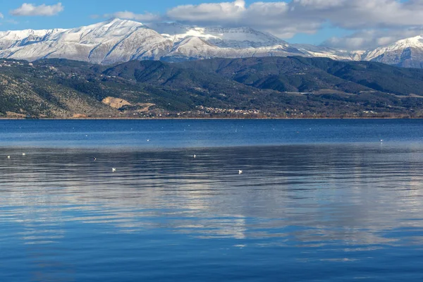Şaşırtıcı kış manzara Lake Pamvotida ve Pindus dağdan Yanya şehir, Epirus, Yunanistan