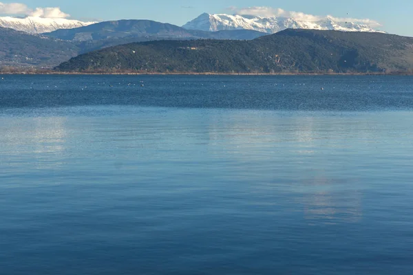 Şaşırtıcı kış manzara Lake Pamvotida ve Pindus dağdan Yanya şehir, Epirus, Yunanistan