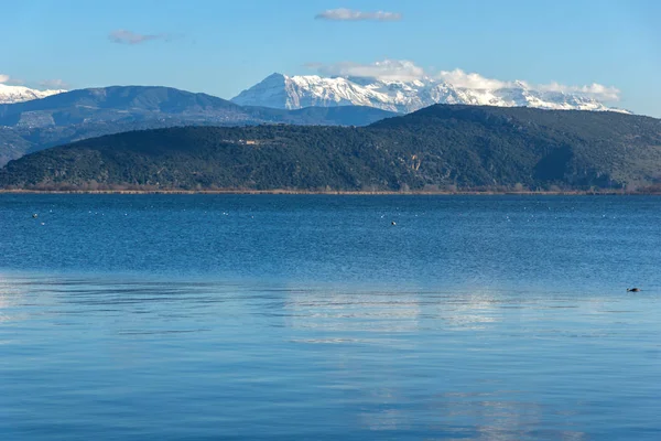 Şaşırtıcı kış manzara Lake Pamvotida ve Pindus dağdan Yanya şehir, Epirus, Yunanistan