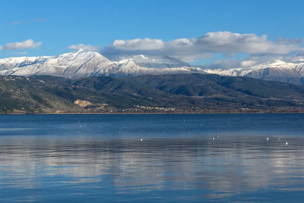 Şaşırtıcı kış manzara Lake Pamvotida ve Pindus dağdan Yanya şehir, Epirus, Yunanistan