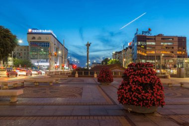 Sofia, Bulgaristan - 21 Temmuz 2017: Gece fotoğraf bağımsızlık Meydanı ve Ayasofya'nın anıtın City, Sofia, Bulgaristan