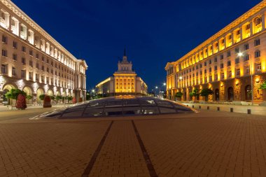 Sofia, Bulgaristan - 21 Temmuz 2017: Gece fotoğraf Başkanlığı binalar, binalar Konseyi Bakanlar ve eski komünist parti evi Sofya, Bulgaristan
