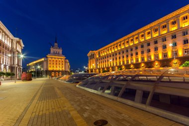 Sofia, Bulgaristan - 21 Temmuz 2017: Gece fotoğraf Başkanlığı binalar, binalar Konseyi Bakanlar ve eski komünist parti evi Sofya, Bulgaristan