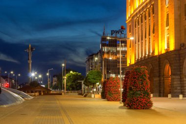 Sofia, Bulgaristan - 21 Temmuz 2017: Gece fotoğraf bağımsızlık Meydanı ve Ayasofya'nın anıtın City, Sofia, Bulgaristan