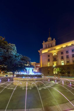 Sofia, Bulgaristan - 21 Temmuz 2017: Gece fotoğraf çeşme Başkanlığı ve eski komünist parti evi Sofya, Bulgaristan da binası önünde