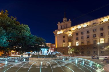 Sofia, Bulgaristan - 21 Temmuz 2017: Gece fotoğraf çeşme Başkanlığı ve eski komünist parti evi Sofya, Bulgaristan da binası önünde
