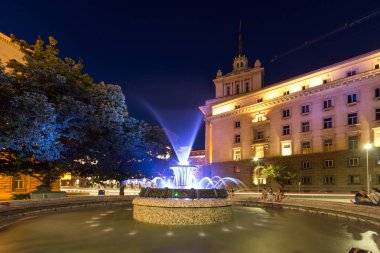 Sofia, Bulgaristan - 21 Temmuz 2017: Gece fotoğraf çeşme Başkanlığı ve eski komünist parti evi Sofya, Bulgaristan da binası önünde