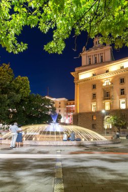 Sofia, Bulgaristan - 21 Temmuz 2017: Gece fotoğraf çeşme Başkanlığı ve eski komünist parti evi Sofya, Bulgaristan da binası önünde