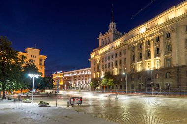 Sofia, Bulgaristan - 21 Temmuz 2017: Gece fotoğraf Başkanlığı binalar, binalar Konseyi Bakanlar ve eski komünist parti evi Sofya, Bulgaristan