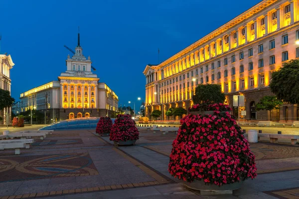 Sofia, Bulgaristan - 21 Temmuz 2017: Gece fotoğraf Başkanlığı binalar, binalar Konseyi Bakanlar ve eski komünist parti evi Sofya, Bulgaristan