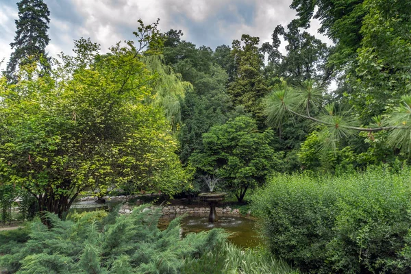 Plovdiv, Bulgaristan - 25 Mayıs 2018: Çar Simeon Bahçe Şehir Plovdiv, Bulgaristan, ağaçlar 