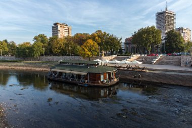 Nis, Sırbistan - 21 Ekim 2017: panoramik şehir NIS ve Nisava Nehri, Sırbistan