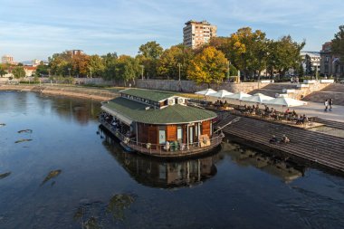 Nis, Sırbistan - 21 Ekim 2017: panoramik şehir NIS ve Nisava Nehri, Sırbistan