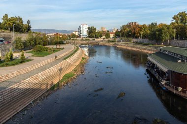 Nis, Sırbistan - 21 Ekim 2017: panoramik şehir NIS ve Nisava Nehri, Sırbistan