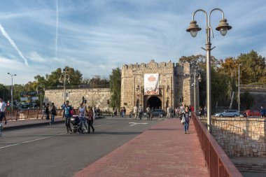 Nis, Sırbistan - 21 Ekim 2017: Sunset görünümünü giriş kale Belediye Başkanı niş, Sırbistan
