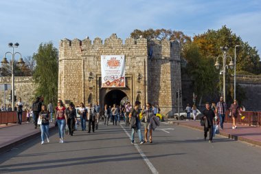 Nis, Sırbistan - 21 Ekim 2017: Sunset görünümünü giriş kale Belediye Başkanı niş, Sırbistan