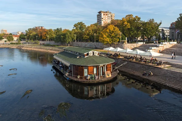 Nis, Sırbistan - 21 Ekim 2017: panoramik şehir NIS ve Nisava Nehri, Sırbistan