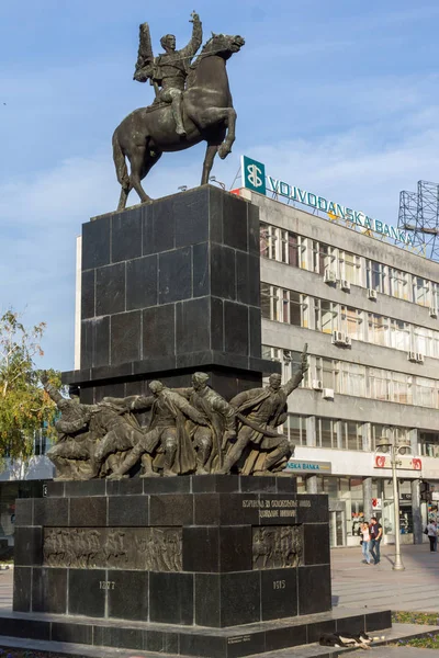 Nis, Sırbistan - 21 Ekim 2017: insanlar yürürken, insanlar Kralı Milan Meydanı'şehir niş, Sırbistan