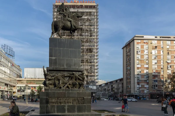 Nis, Sırbistan - 21 Ekim 2017: insanlar yürürken, insanlar Kralı Milan Meydanı'şehir niş, Sırbistan