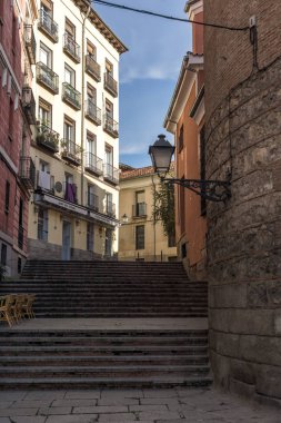 Madrid, İspanya - 23 Ocak 2018: Cephe tipik binaları ve sokakları şehir Madrid, İspanya