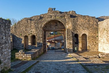 Ioannina, Yunanistan - 27 Aralık 2014: Muhteşem gün batımı görünümü Yanya Kalesi, Epirus, Yunanistan