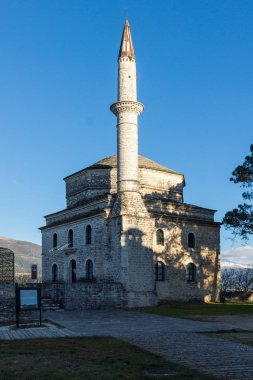 Ioannina, Yunanistan - 27 Aralık 2014: Muhteşem gün batımı görünümü Fethiye Camii kale Yanya şehir, Epirus, Yunanistan