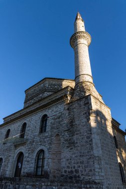 Ioannina, Yunanistan - 27 Aralık 2014: Muhteşem gün batımı görünümü Fethiye Camii kale Yanya şehir, Epirus, Yunanistan