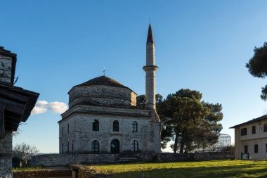 Ioannina, Yunanistan - 27 Aralık 2014: Muhteşem gün batımı görünümü Fethiye Camii kale Yanya şehir, Epirus, Yunanistan